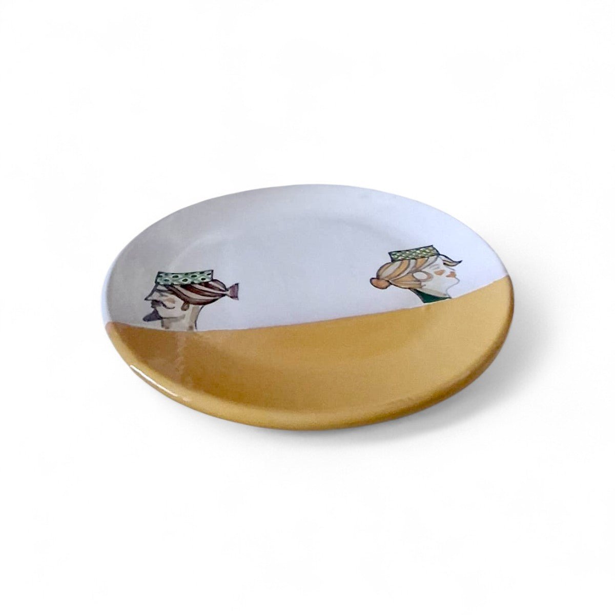 Il piatto maiolica dipinto Non Voglio appeso a una parete come un quadro d'arte.