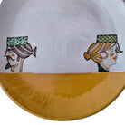 Primo piano dei due profili, dama e cavaliere, sul piatto maiolica dipinto.