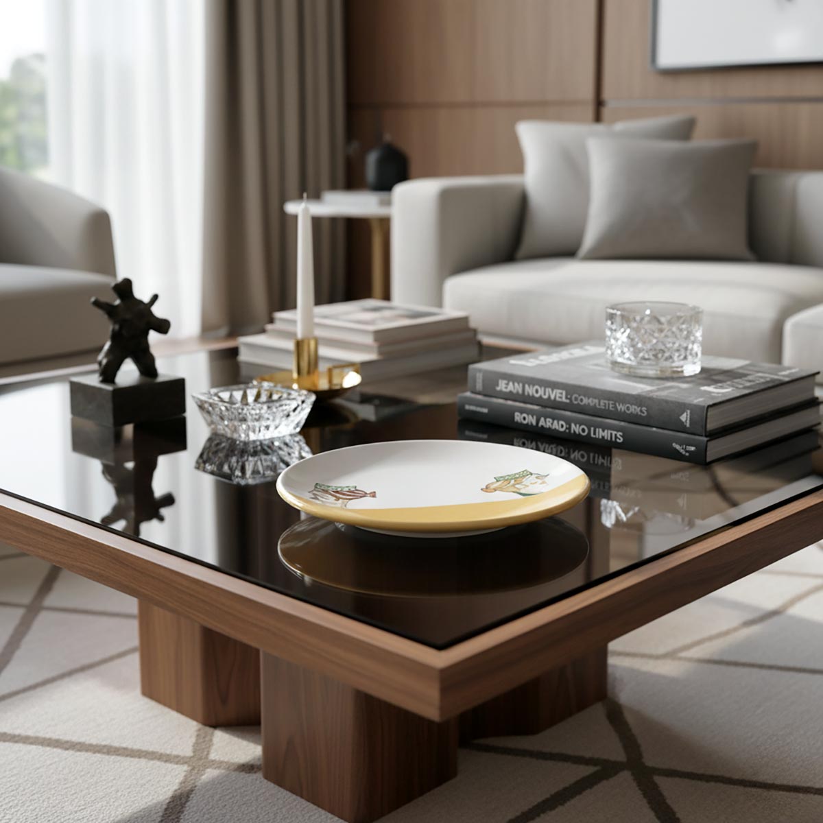 Il piatto scena esposto in verticale su una console, mostrando il design narrativo.