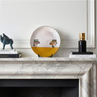 Piatto maiolica dipinto Non Voglio di Artema Galli, con scena narrativa unica.