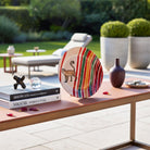 Primo piano della figura della scimmia tracciata con segno naif e raffinato sul piatto.