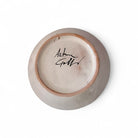 La firma dell'artista Artema Galli sul retro del piatto ceramica dipinto.