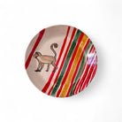 Il piatto Scimmia Nomade esposto come centrotavola scultoreo su un tavolo minimalista.