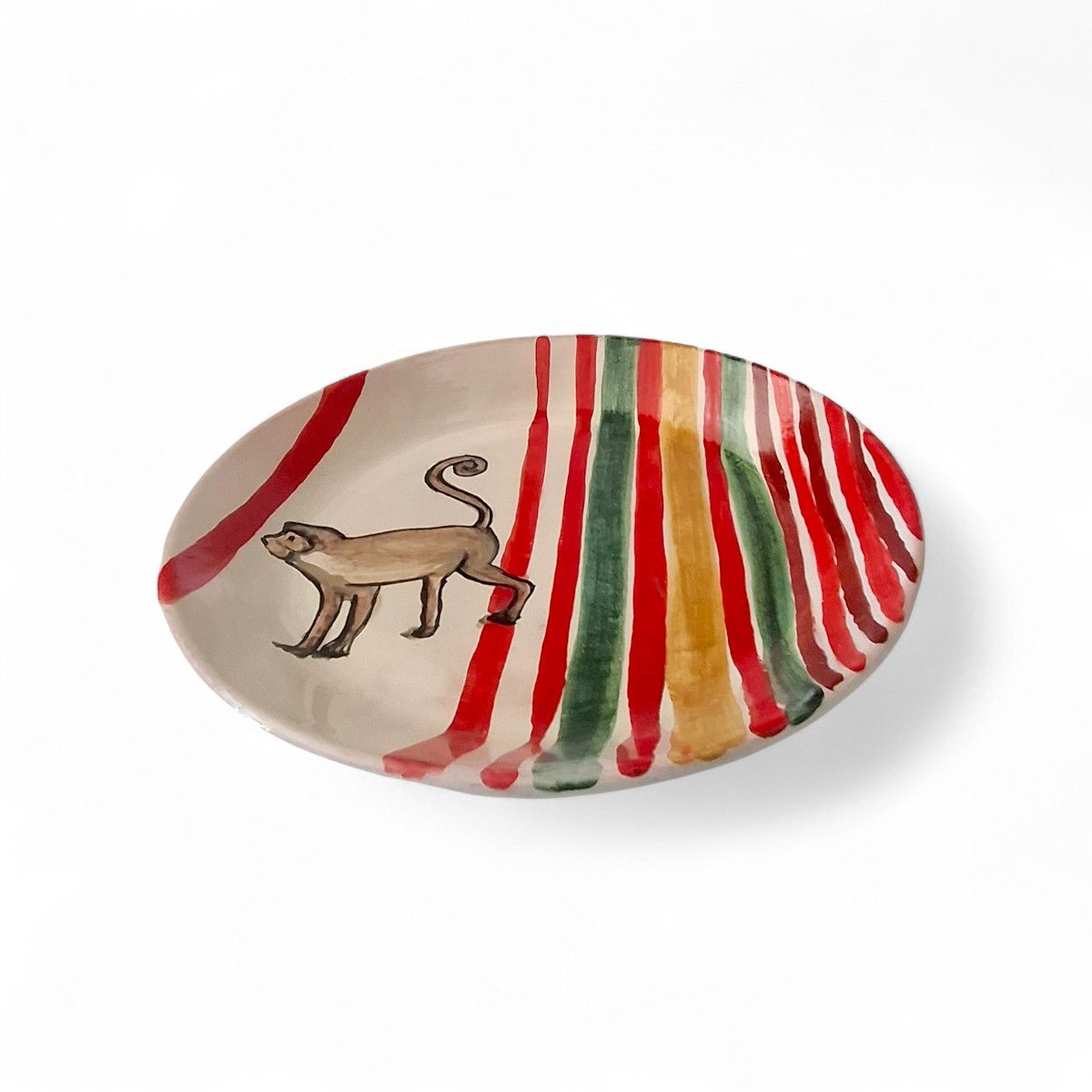 Vista di tre quarti del piatto Scimmia Nomade, che ne evidenzia i colori audaci.