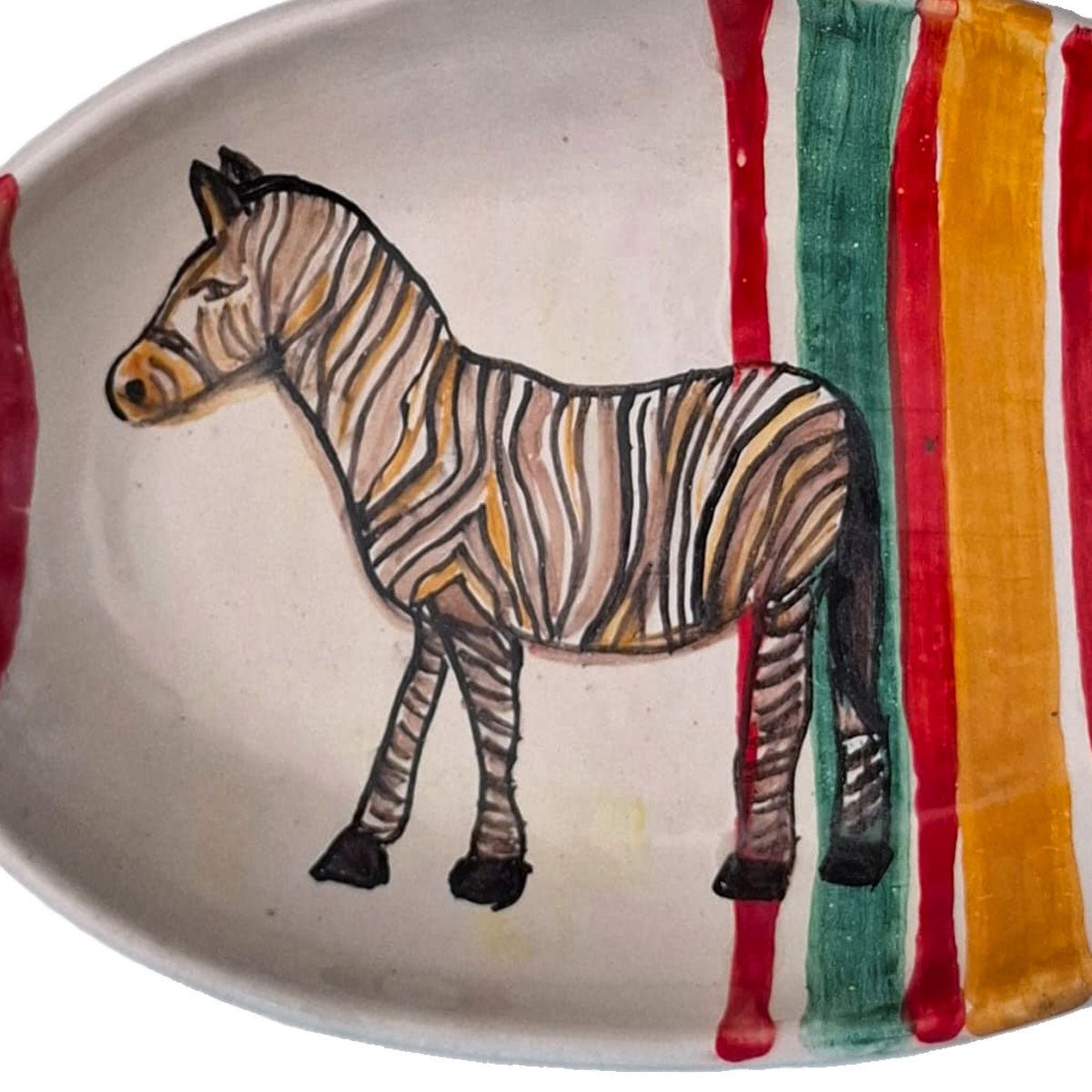 Profilo del piatto in ceramica che ne mostra lo spessore e la finitura smaltata.