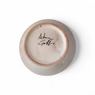 La firma dell'artista Artema Galli sul retro del piatto ceramica dipinto mano.