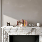 Il piatto Zebra Iconica esposto come scultura scultoreo su un camino in marmo.