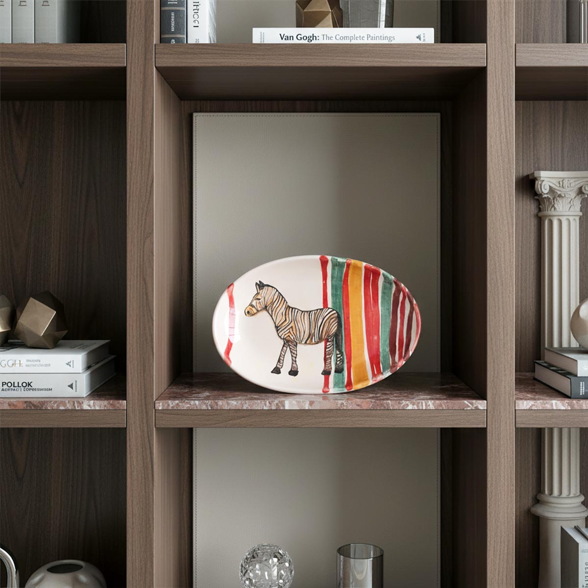 Piatto ceramica dipinto mano Zebra Iconica di Artema Galli, stile naïf e fauvista.