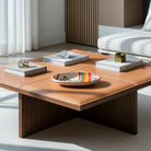 Primo piano della figura della zebra tracciata con segno naif sul piatto dipinto a mano.