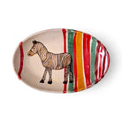 Dettaglio delle strisce verticali colorate (rosso, verde, ocra) del piatto Zebra Iconica.