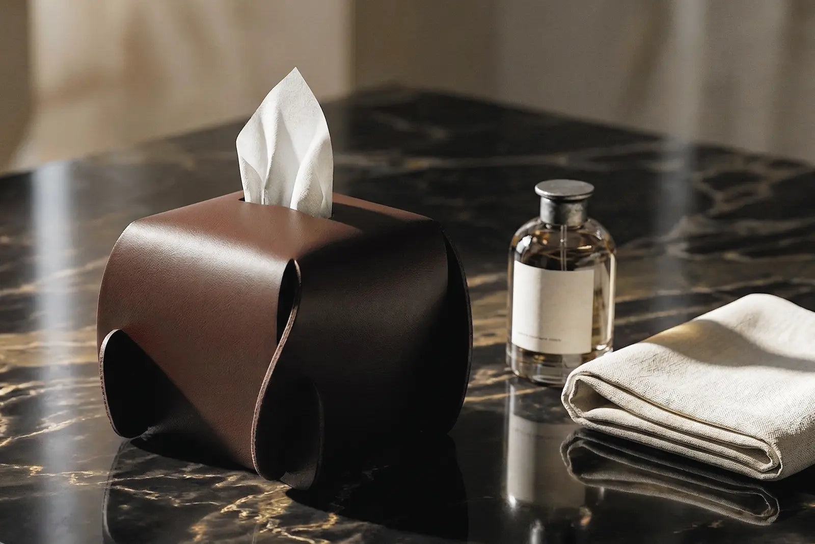 Porta veline GESTO in cuoio su un piano in marmo in un bagno raffinato