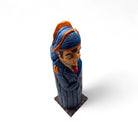 Il portabottiglie Napoleone esposto in un angolo bar, accanto a bicchieri di cristallo.