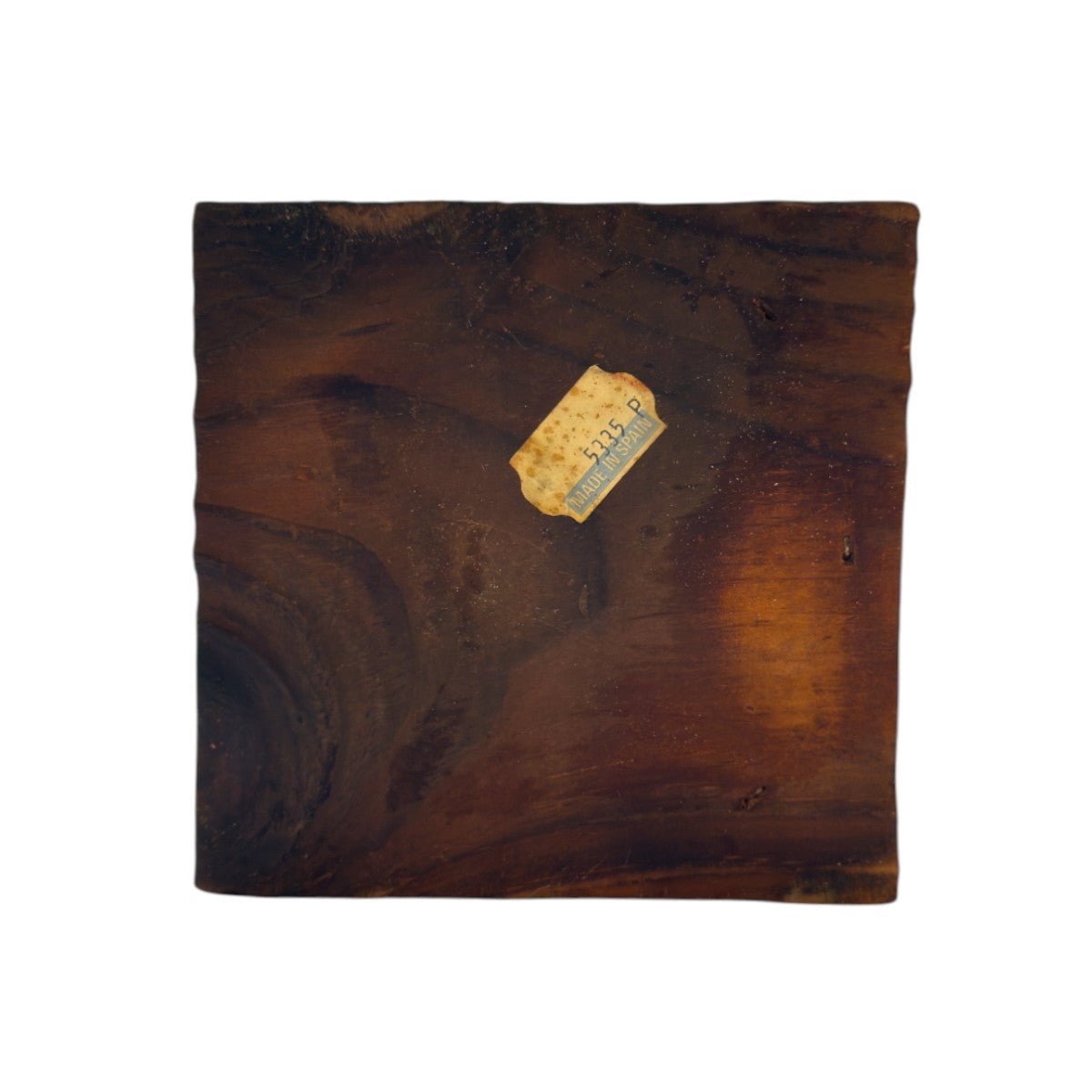 Mano che solleva la parte superiore della scultura per rivelare il portabottiglie Napoleone.