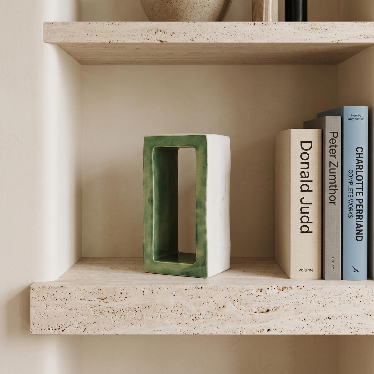 Scultura in ceramica artistica Portale Viride esposta come oggetto di design in un living elegante