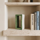 Scultura in ceramica artistica Portale Viride esposta come oggetto di design in un living elegante