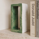 Portale Viride scultura decorativa verde con grande apertura rettangolare in un ambiente di interior design