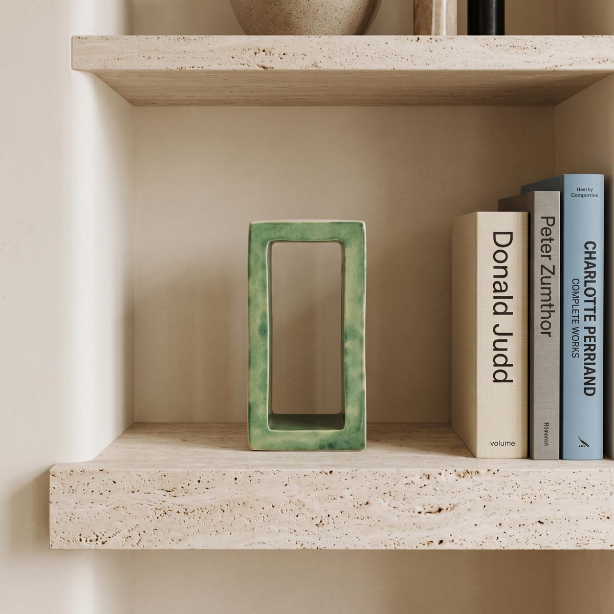 Portale Viride scultura geometrica in ceramica smaltata verde ambientata in un interno contemporaneo