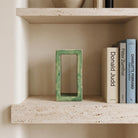 Portale Viride scultura geometrica in ceramica smaltata verde ambientata in un interno contemporaneo