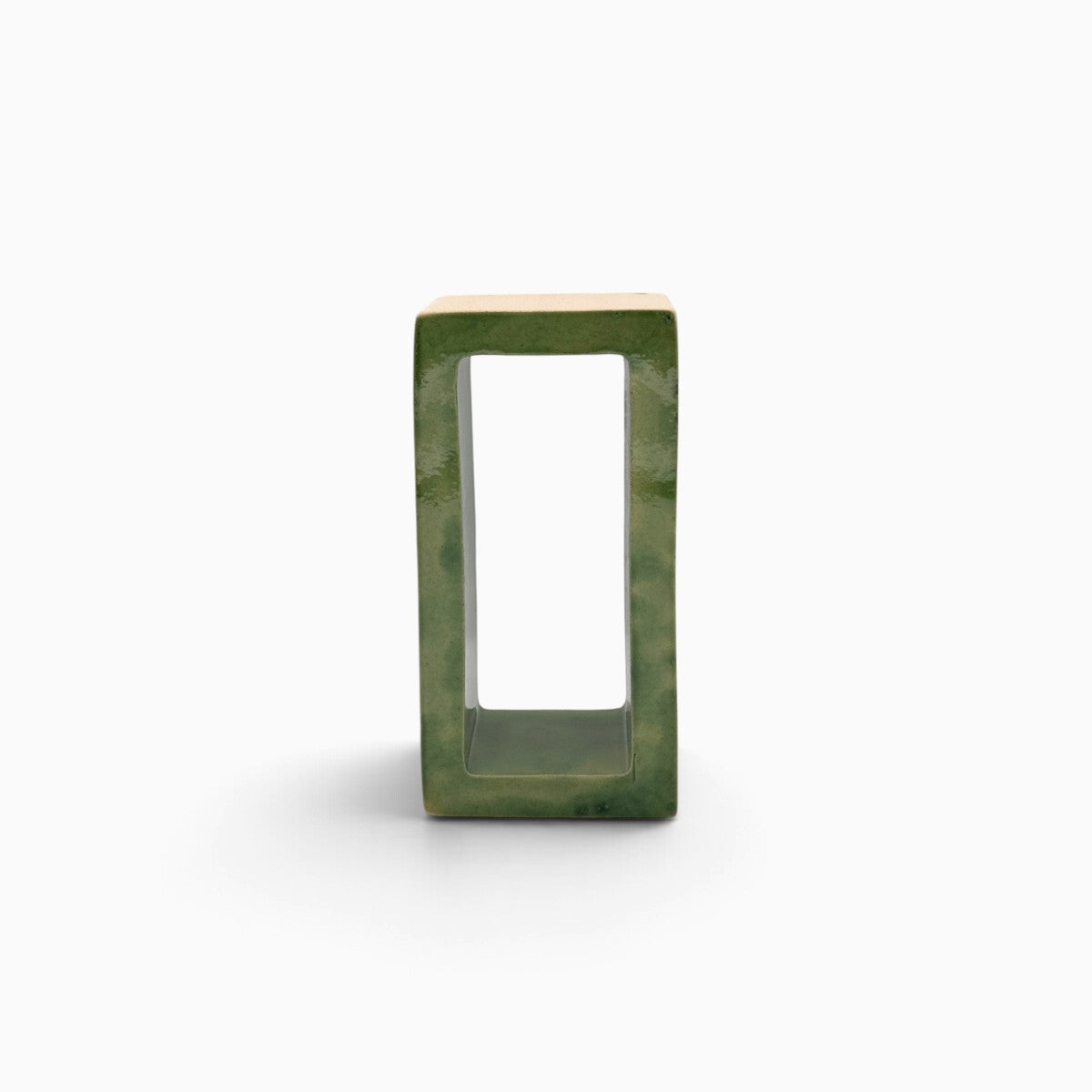 Portale Viride scultura geometrica in ceramica smaltata verde e bianca su sfondo bianco
