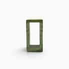 Portale Viride scultura geometrica in ceramica smaltata verde e bianca su sfondo bianco