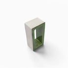 Vista tre quarti della scultura geometrica Portale Viride in ceramica smaltata verde