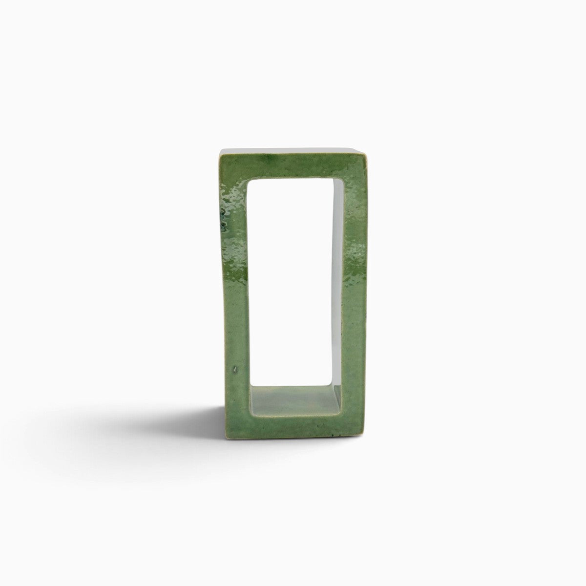 Vista laterale di Portale Viride, oggetto scultoreo in ceramica con superfici esterne chiare