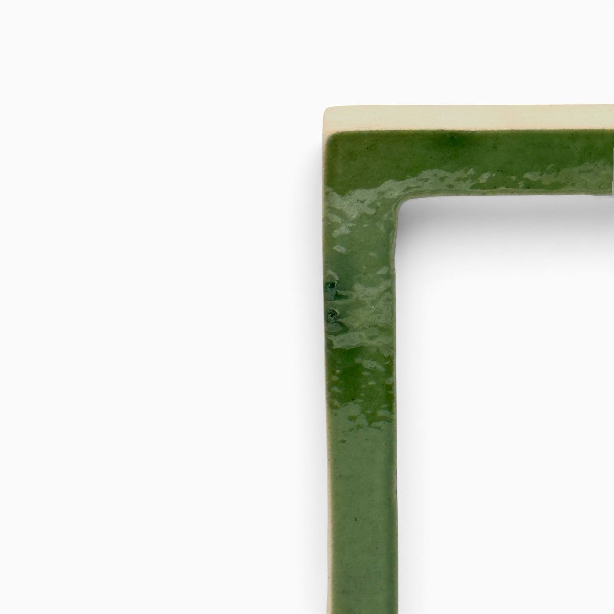 Vista dall’alto della scultura in ceramica Portale Viride con struttura rettangolare aperta