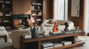 Vasi di design in ceramica in un elegante soggiorno contemporaneo, ripresi con lento movimento di camera e luce naturale.