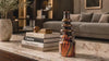 Vaso marocchino di Vicode in ceramica smaltata usato come elemento d'arredo moderno su un tavolo in marmo accanto a libri di design.