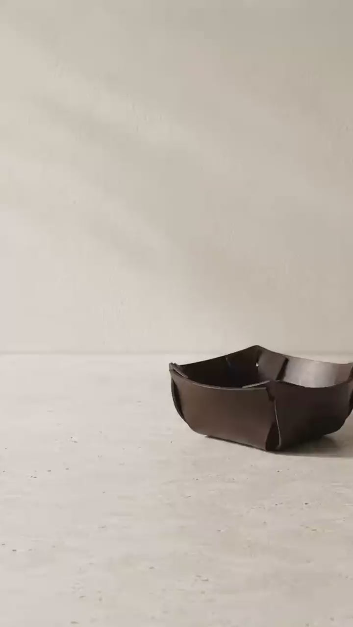 Svuotatasche GESTO, design Lorenzo Lazzeroni per Vicode, con lento movimento cinematografico