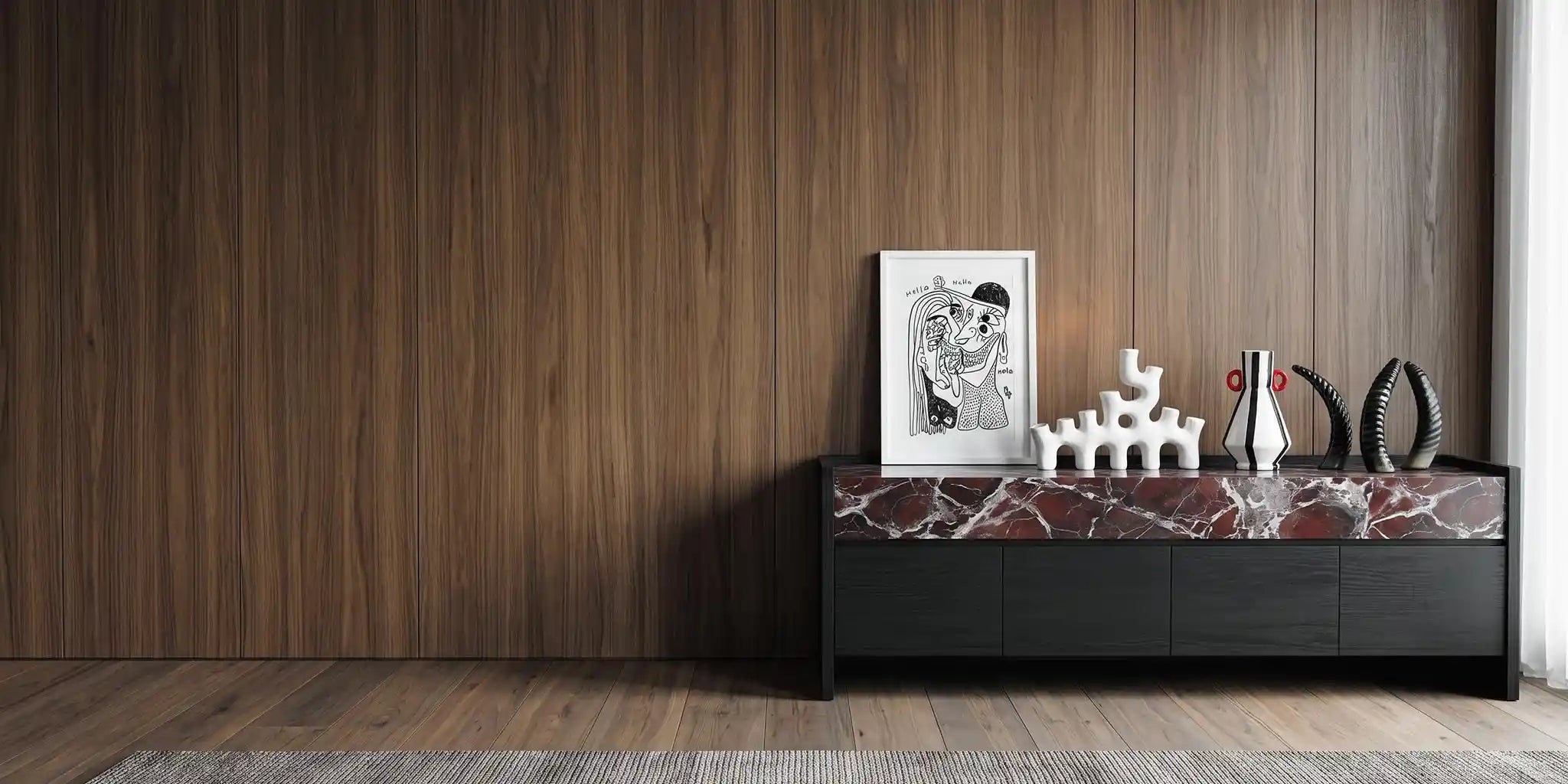 Mobile in legno con elegante piano in marmo rosso, decorato con una stampa in bianco e nero, una scultura bianca testurizzata e un vaso a strisce