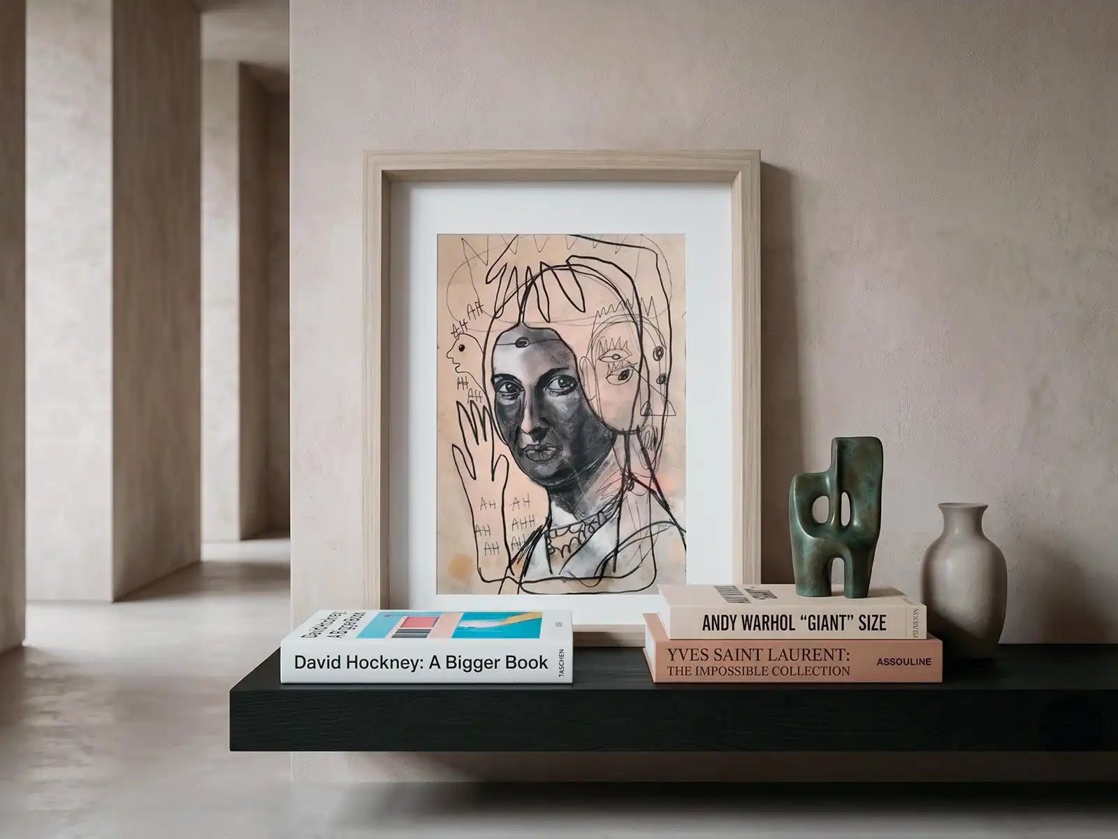 Quadro contemporaneo sopra una madia in legno con ceramiche e libri in un soggiorno elegante