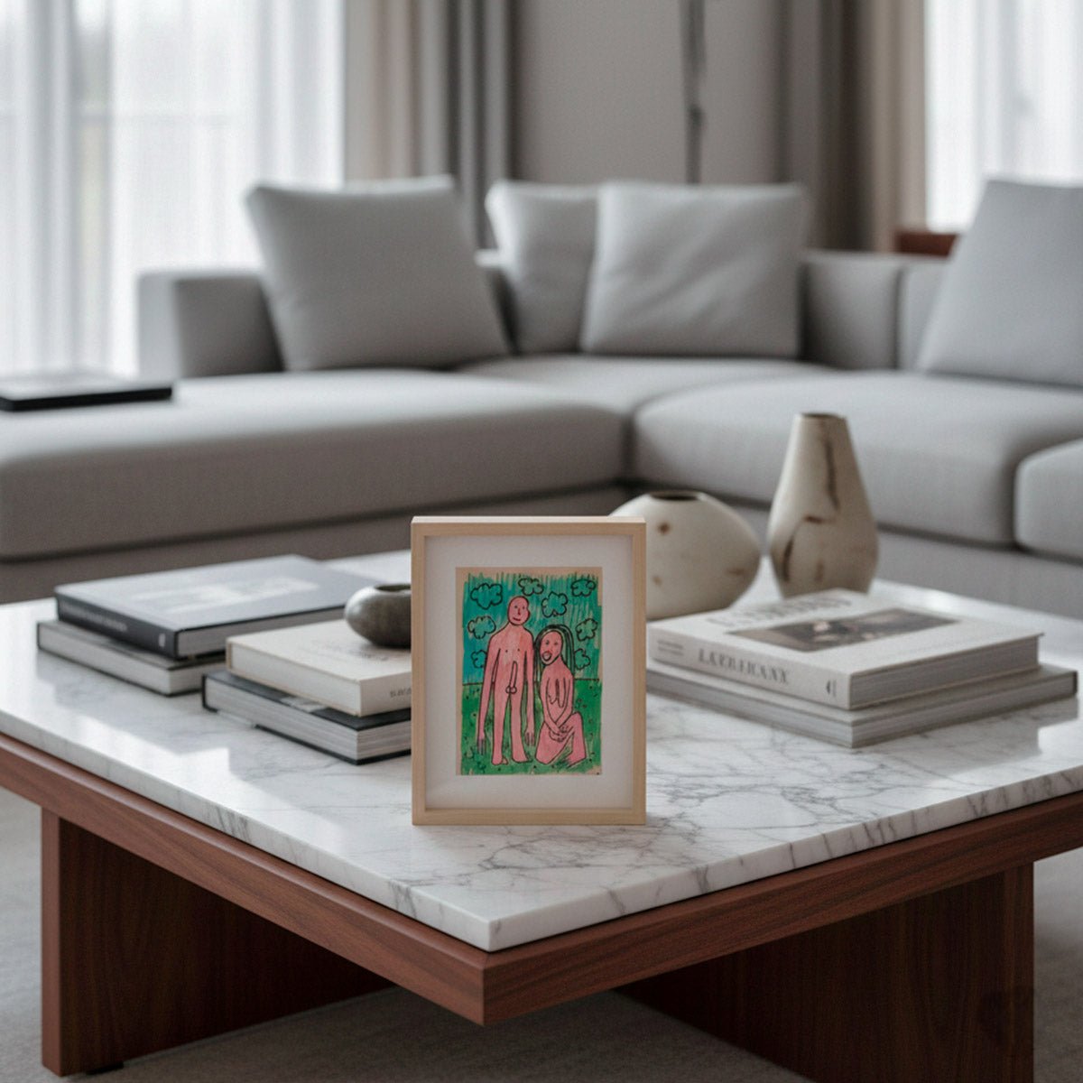 Il quadro Eden Primitivo su un tavolino con piano in marmo in una zona living moderna.