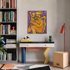 quadro esplosione della tigre di uodi, in un interno di design stile sottsass