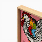 Contrasto cromatico potente tra la cresta rossa del gallo e i vestiti giallo e verde dei passeggeri.