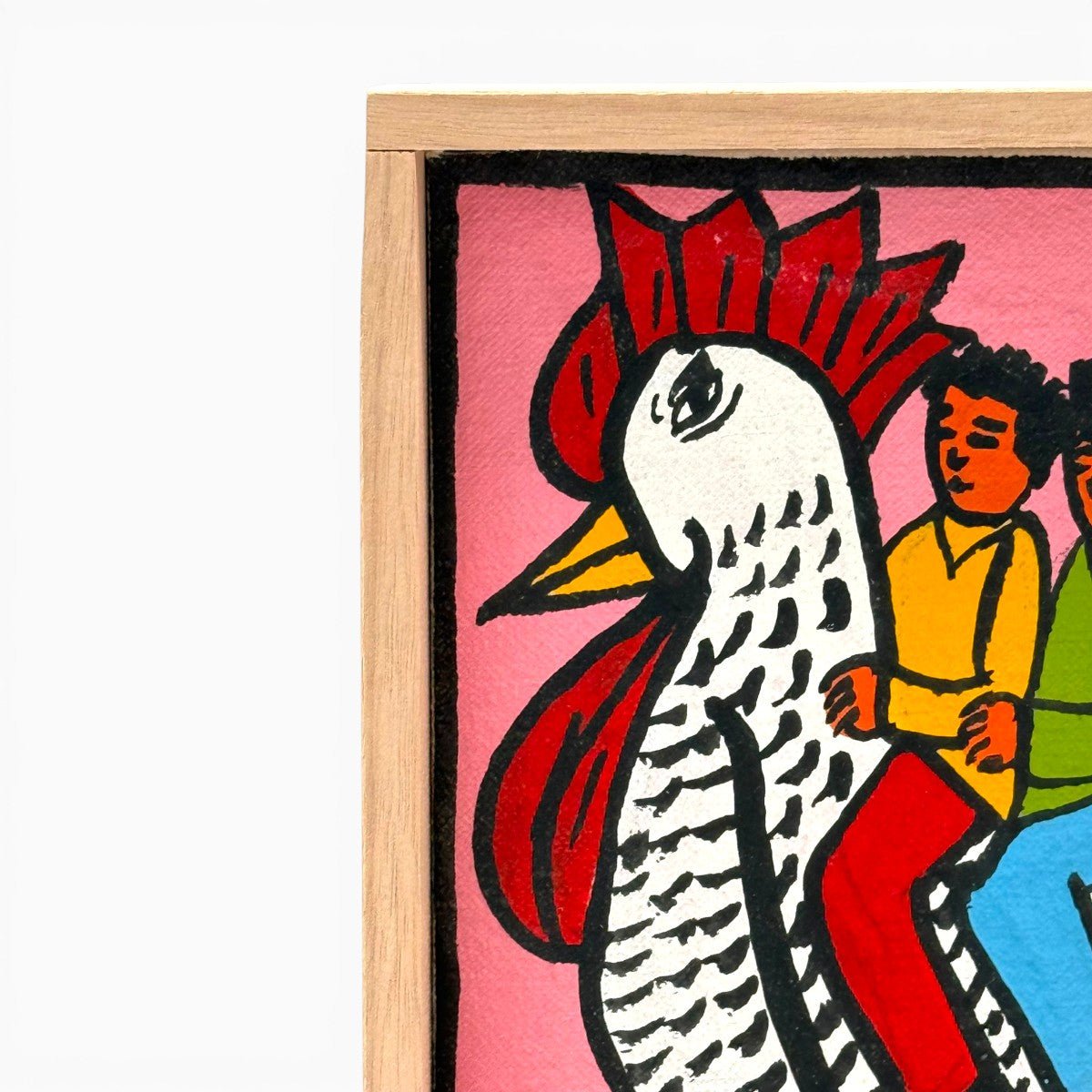 Sintesi visiva e tratti grafici decisi in nero che definiscono le piume del gallo.