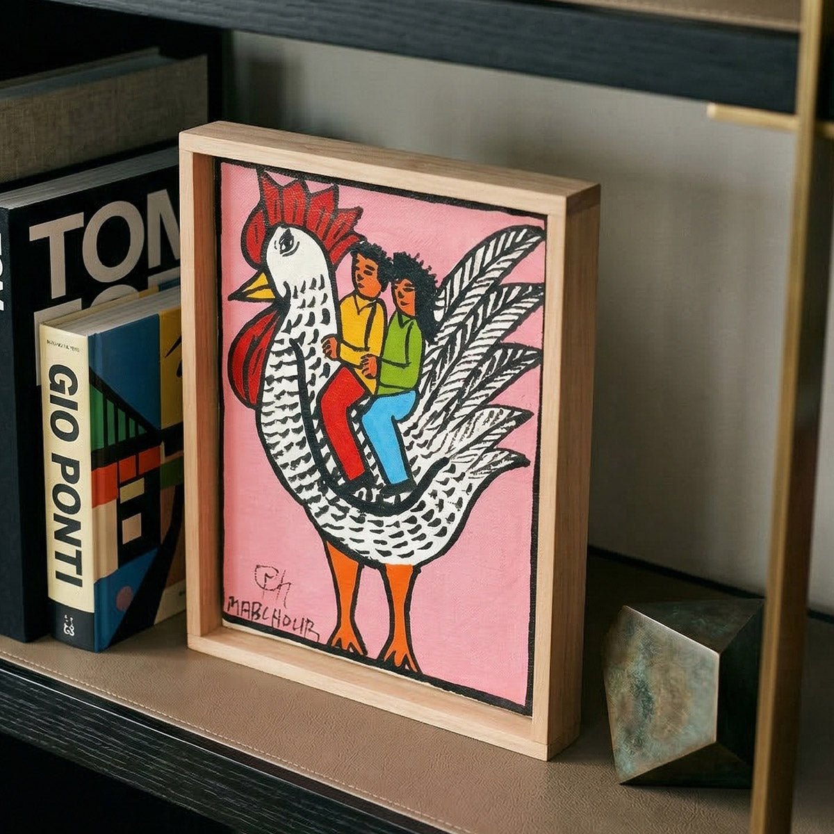 Particolare dei due personaggi stilizzati a cavallo di un grande gallo bianco e nero.