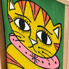 Segno grafico nero deciso che delinea i lineamenti del gatto in stile naive.