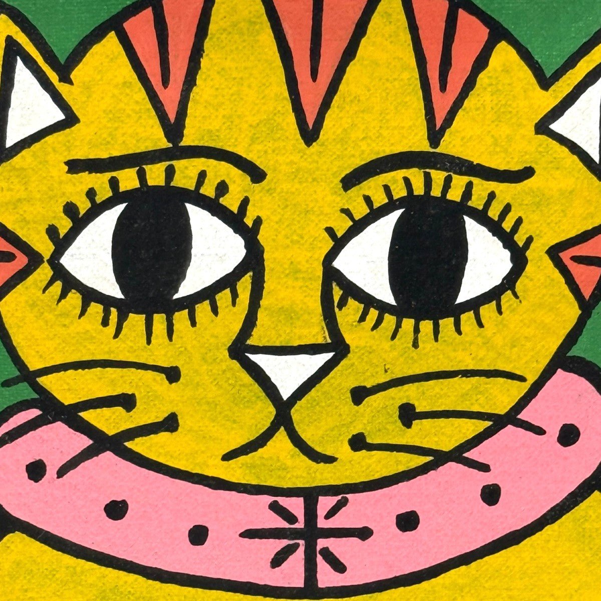 Geometrie arancioni stilizzate che definiscono le striature del gatto totemico.