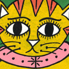 Geometrie arancioni stilizzate che definiscono le striature del gatto totemico.