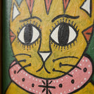 Particolare del collare rosa con motivi grafici neri e croce centrale sul gatto di Mabchour.