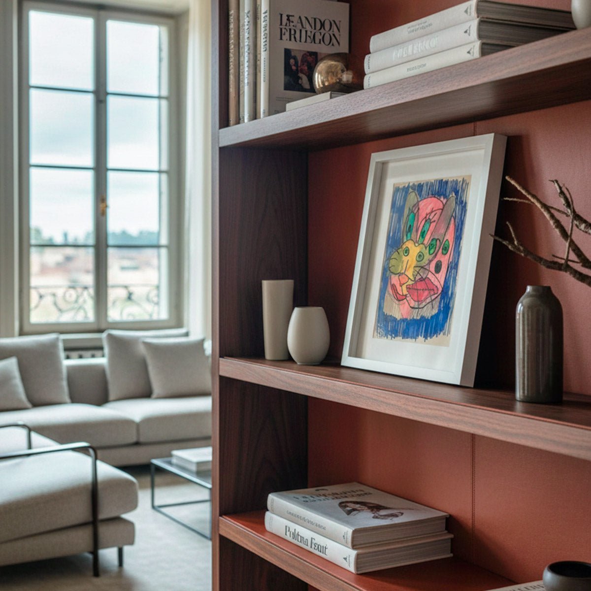 il quadro Maschera Animale appoggiato su una mensola in legno, in un living di design contemporaneo.