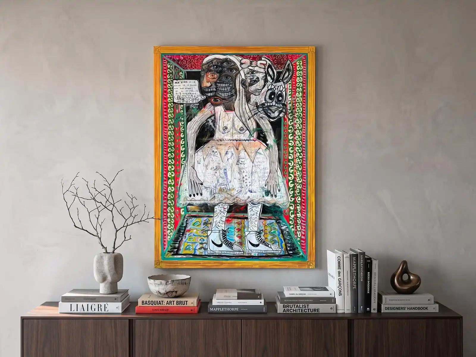 Grande quadro contemporaneo proporzionato alla parete e alla madia in un interno moderno