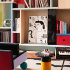 dettaglio del Quadro Monocromatico Opus #6 di Uodi ambientato in una zona living moderna di design stile sottsass