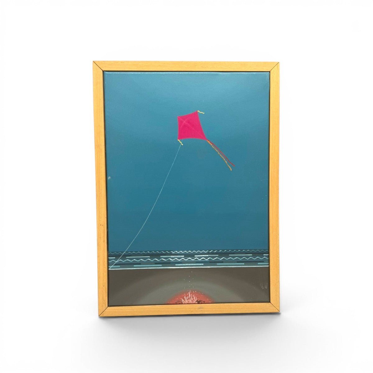 Piccolo falò rosso sulla spiaggia scura dipinto dall'artista lucchese.
