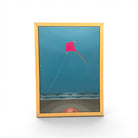 Piccolo falò rosso sulla spiaggia scura dipinto dall'artista lucchese.