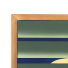 Cornice in legno naturale che incornicia la suggestione notturna dell'opera.
