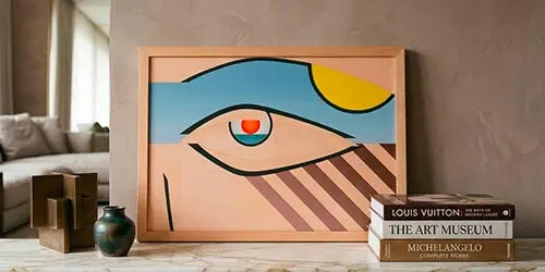 quadro posizionato su mensola in marmo carrara in una casa di design