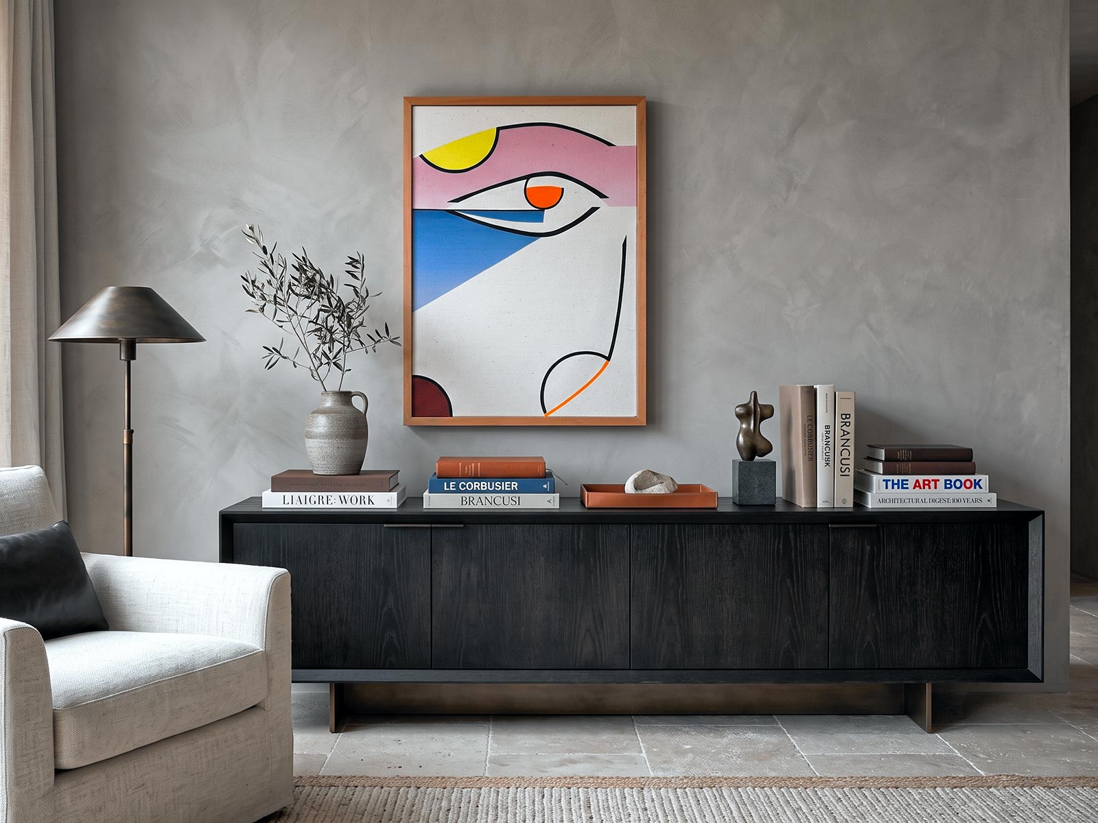Opera d’arte colorata come punto focale in un soggiorno contemporaneo con arredi essenziali