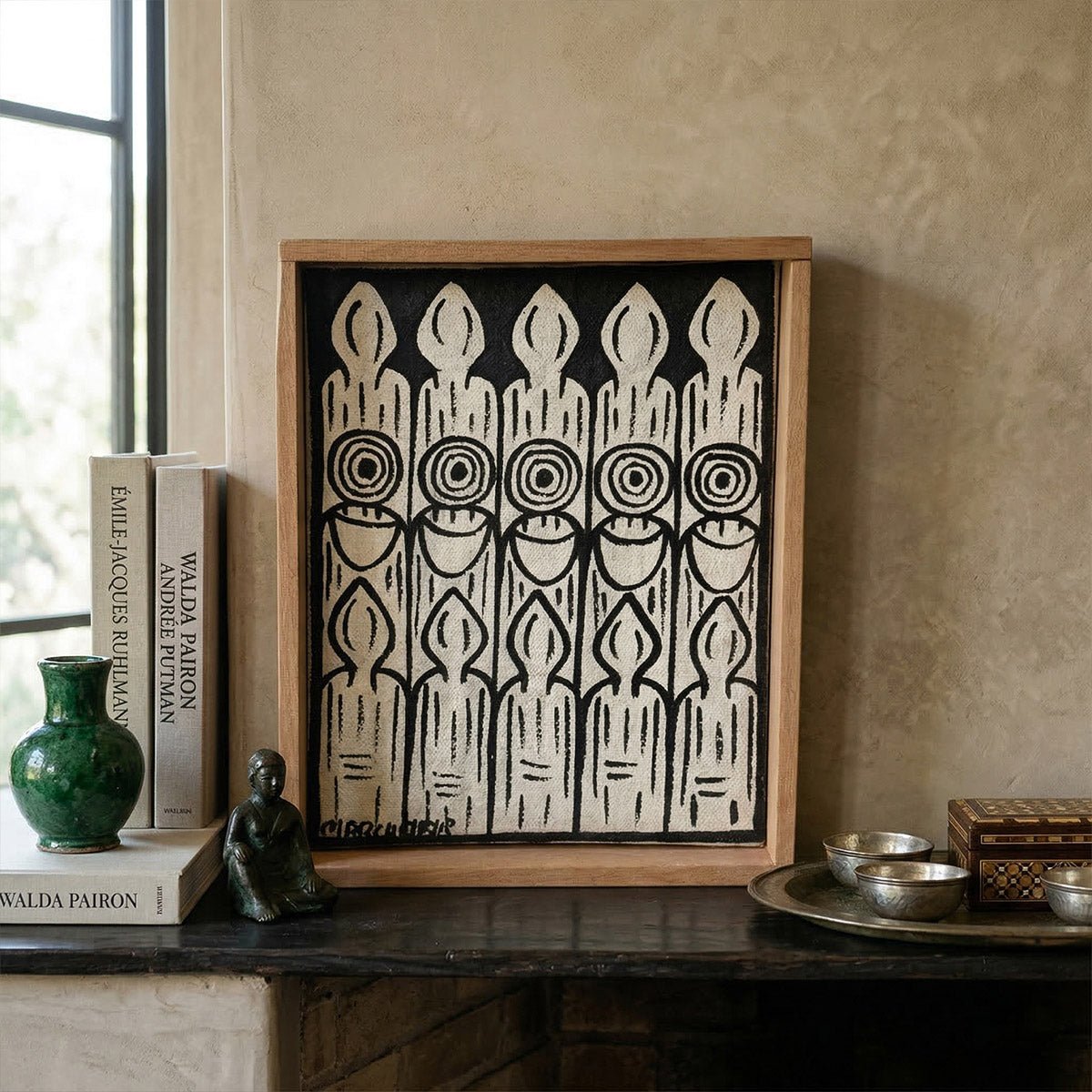 Quadro monocromatico di arte grafica marocchina Mabchour con cornice in legno naturale.